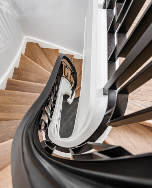 Beton Wendeltreppe mit Holzbelag