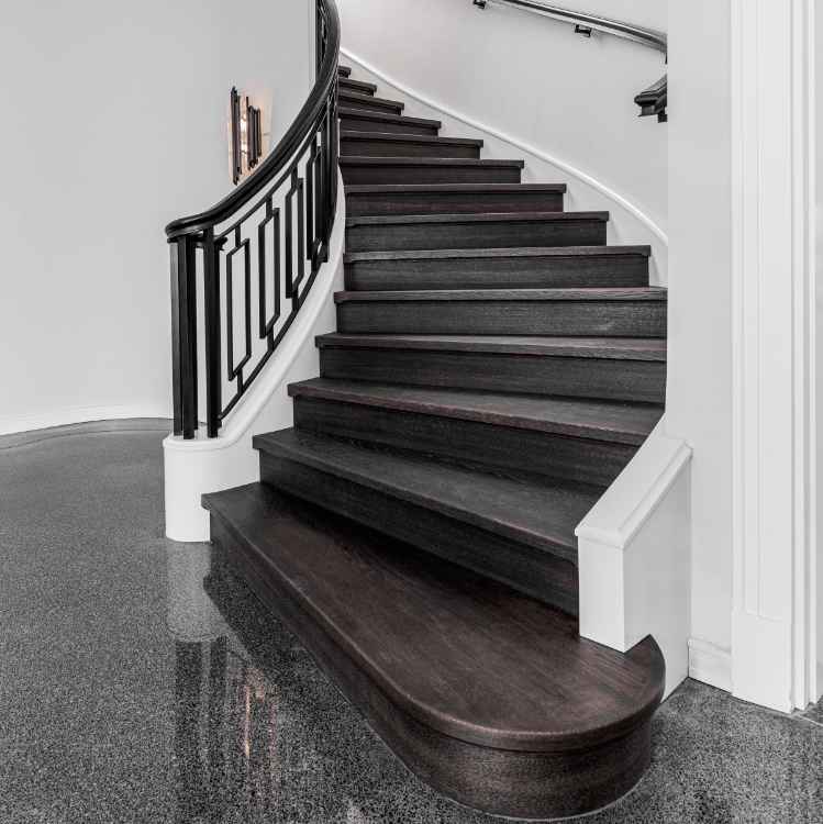 Betontreppe mit Holzbelag, einläufig, geschlossen mit Setzstufen