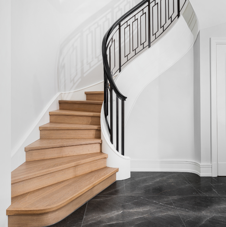 Betontreppe mit Holzbelag in einer Villa in Berlin