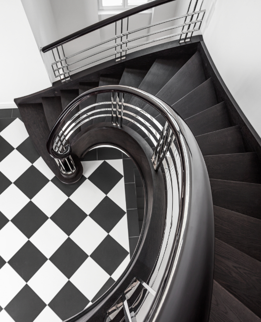 Betontreppe mit Holzverkleidung als Bogentreppe