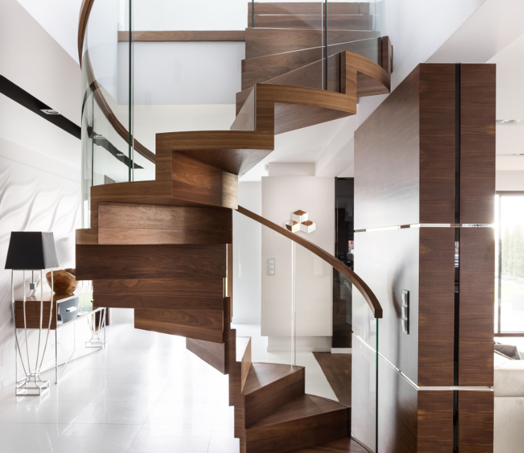 Designtreppe mit gebogenem Glasgeländer