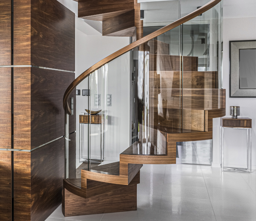 Faltwerktreppe mit Glasgeländer in Ausführung einer Spiraltreppe