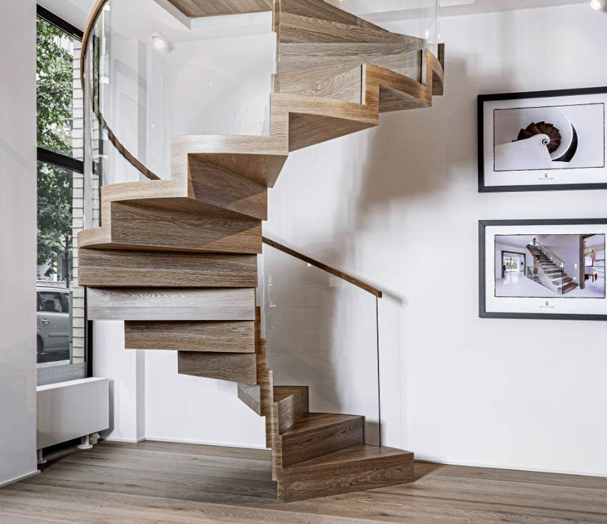 Faltwerktreppe mit gebogenem Glasgeländer