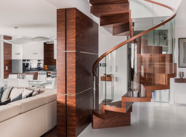 Holztreppen mit Glas