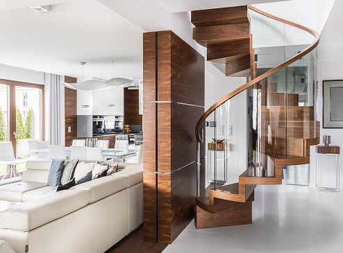 Holztreppen mit Glasverkleidung