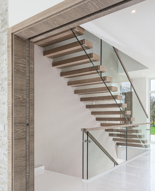 Kragarmtreppe mit Glasbrüstung