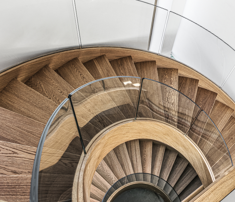 Moderne Treppe mit gebogenem Glasgeländer