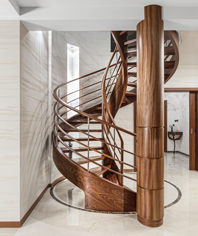 Spiraltreppe aus dunklem Holz
