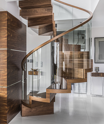 Spiraltreppe gebogenes Glasgeländer