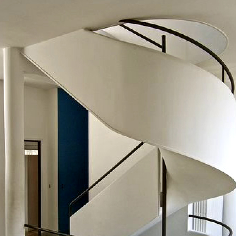 mitteltreppe aus stahlbeton von le corbusier villa savoye, poissy, frankreich