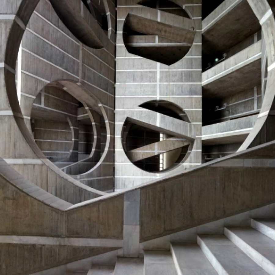 zentrale treppe im parlamentsgebäude von dhaka, bangladesh